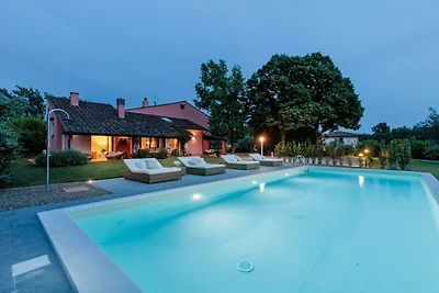 Geräumige Villa mit 6 Schlafzimmern und Pool