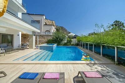 Villa in Kalkan mit Schwimmbecken