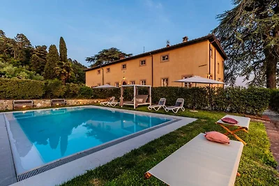 Malerische Villa in Lucca mit Pool