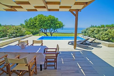 Villa bij Laki Beach met Zwembad