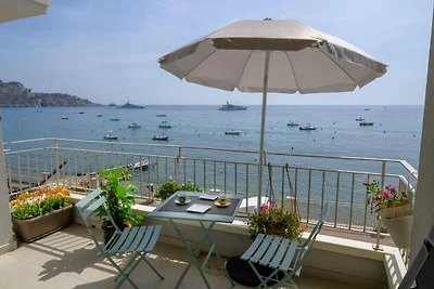 Bellissimo appartamento sul Mare a Giardini...