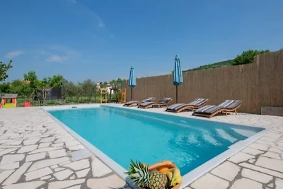 Schönes Ferienhaus mit Schwimmbad