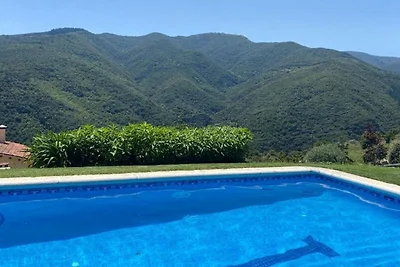 Casa con giardino, area giochi e piscina in...