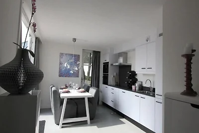 Villa aan het water met dakterras voor 6...