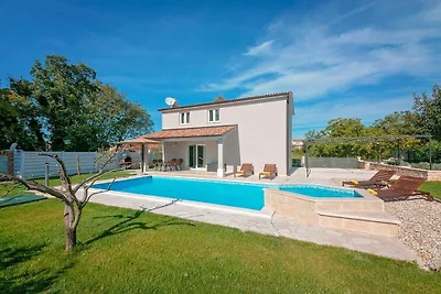 Ferienhaus in Tinjan mit Schwimmbecken