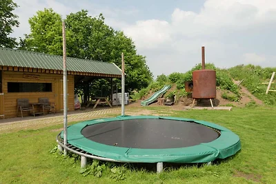 Bungalow mit dekorativem Kamin auf dem...