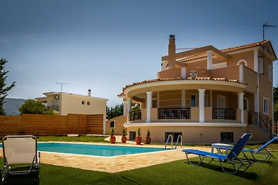 Villa di lusso con piscina a Kalpaki