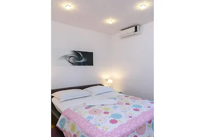 Apartment in Arbanija mit Sprudelbad