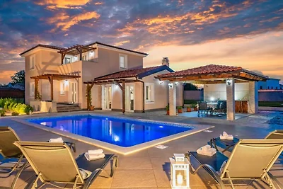 Villa in Sveti Lovreč mit Schwimmbecken