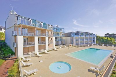 Spacious apartment with pool and sea view