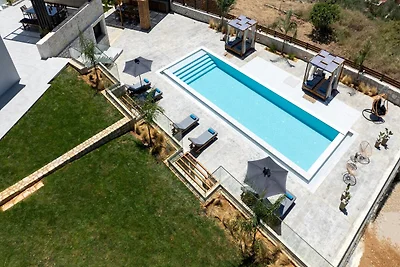 Villa Kournas para 12 huéspedes con piscina.