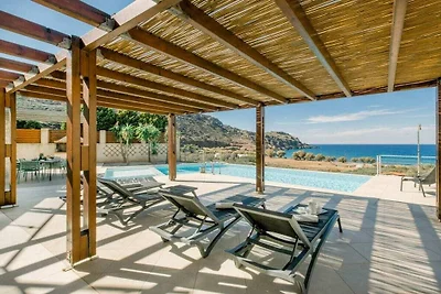 Villa in Sfinari with swimming pool