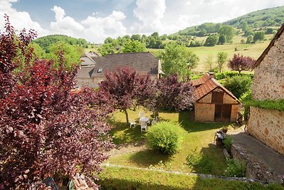 Idyllisches Cottage mit Terrasse in Roziers
