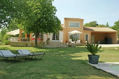 Villa con bellissimo giardino recintato