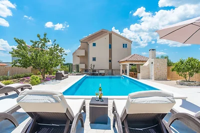 Modernes Ferienhaus in Pristeg mit Pool