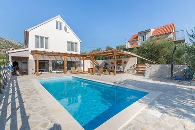 Boutique-Ferienhaus in Donje Polje mit Pool