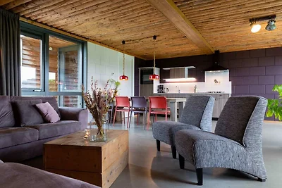 Bungalow mit dekorativem Kamin auf dem...