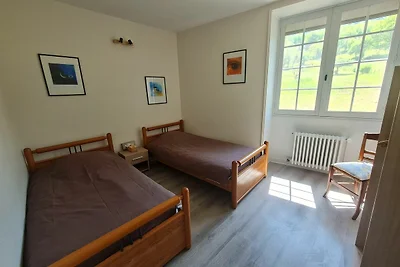 Modernes Ferienhaus auf der Wiese