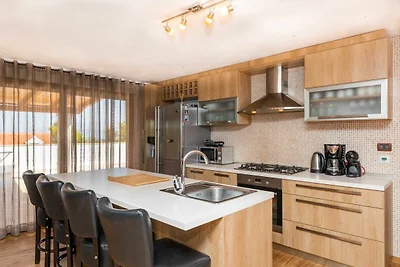Villa mit 4 Schlafzimmern und Swimmingpool