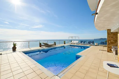 Villa in Cala Canyelles mit Meerblick & Pool