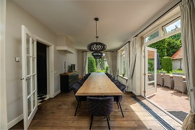 Geschmackvolles Ferienhaus mit großem Garten