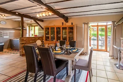 Ferienhaus mit Terrasse und Whirlpool in...