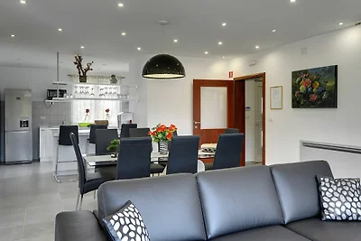 Modernes Ferienhaus mit Pool in Bratulici