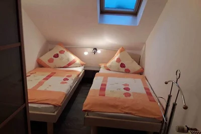 A in het huis in de rozentuin