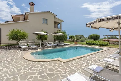 Villa in Koromačno mit Schwimmbecken