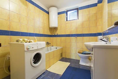 Wohnung in Seline mit Garten
