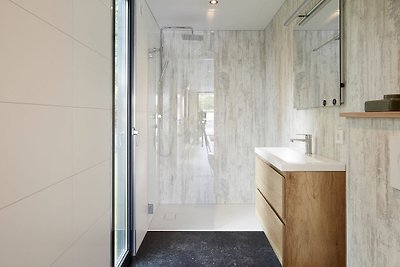 Schönes Ferienhaus über dem Wasser in einem F...