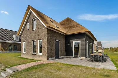 Villa am IJsselmeer mit privatem Steg