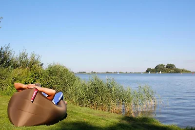 Schönes Chalet am Wasser in Friesland