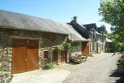 Geräumiges Ferienhaus mit Pool in Sussac...