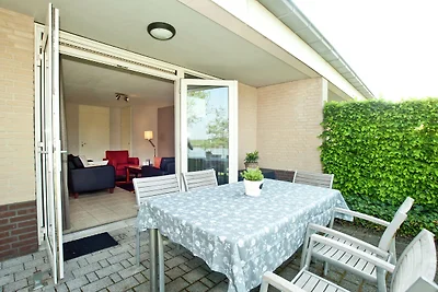Haus mit Garten in einem Ferienpark in...