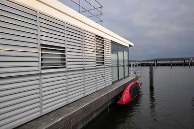 Hausboot im Hafen in Ribnitz-Damgarten