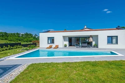 Villa en Nedešćina con piscina