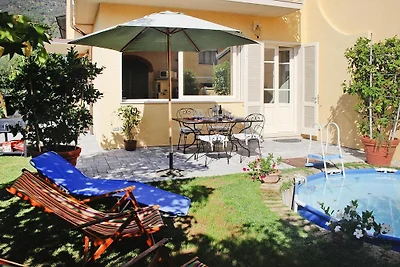 Villa mit Aufstellpool in Camaiore