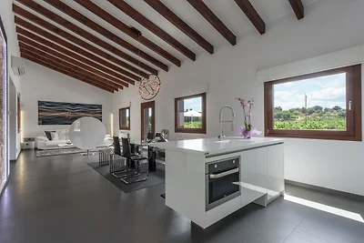 Modernes Herrenhaus mit privatem Pool in Muro
