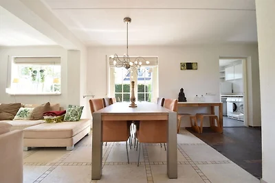 Attraktives Ferienhaus in Oude mit Garten