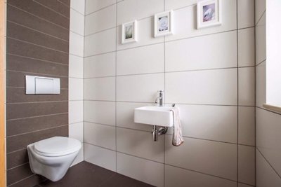 Modernes Ferienhaus mit Balkon und Terrasse n...