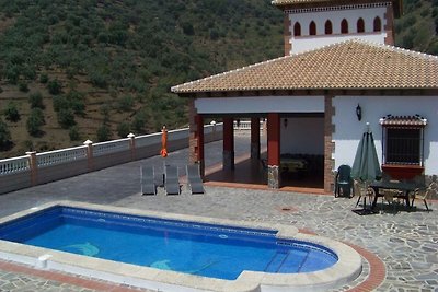 Geräumige Villa in Sayalonga mit Whirlpool