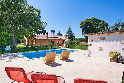 Ferienhaus in Kršan mit Schwimmbecken