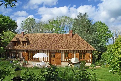 Traditionelles Haus mit Garten in Dampsmesnil