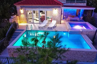 Two Bedroom Apartment with Sea View and Priva...