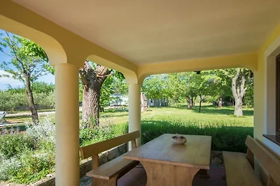 Villa a Raša con piscina