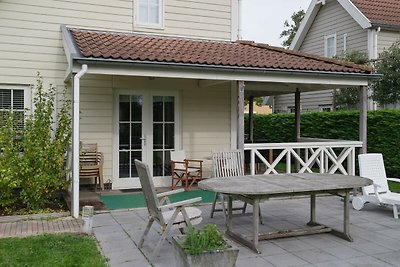 Geräumiges Ferienhaus mit Sauna in Strandnähe