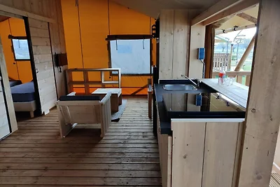 Glamping-Zelt mit Klimaanlage und Blick auf d...