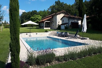 Ferienhaus mit Pool in Verteillac