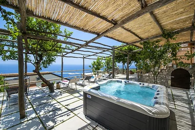 Villa a Praiano con vista mare e jacuzzi
